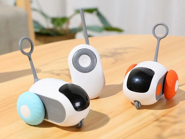 Interactive cat toy remote control escaping usb-c remote control