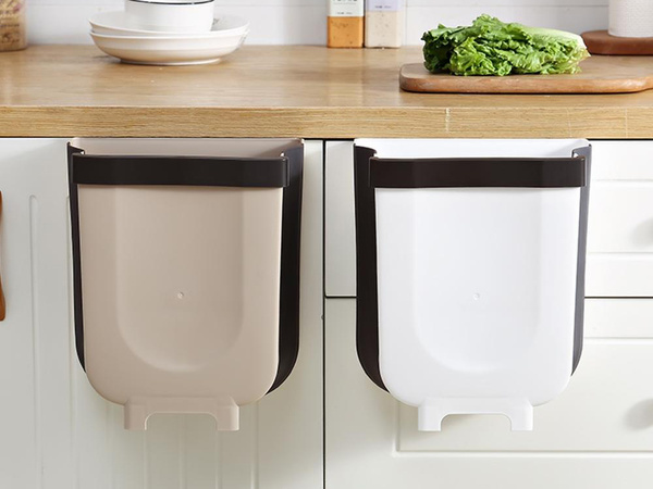 Zložljiva košara za biološke odpadke, obešena na omari