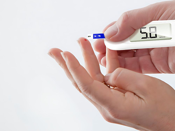 Skaitmeninis gliukozimetras lcd rinkinys 50 juostelių 50 lancetų cukraus kiekio kraujyje tyrimas