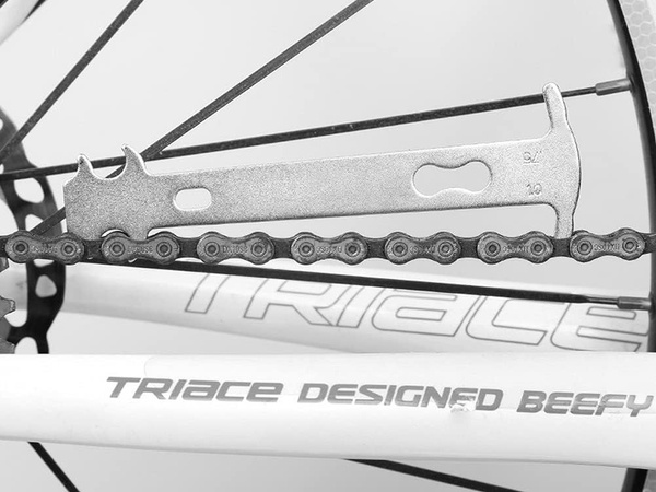 Gauge measuring instrument for measuring the wear of a bicycle chain