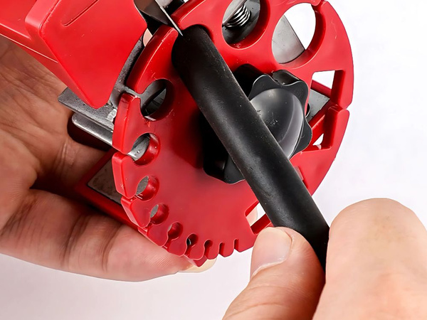 Rokas kabeļu noņēmējs ar regulējamu griešanas darbību