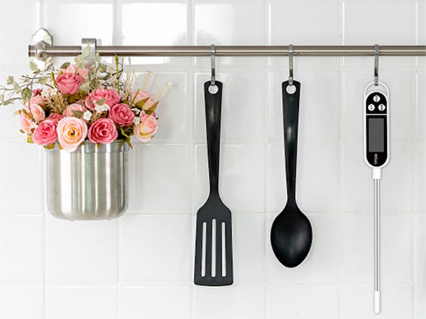 Kitchen thermometer with probe for barbecue meat water