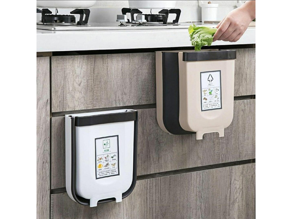 Salokāms grozs bioloģiskajiem atkritumiem, kas karājas uz skapja