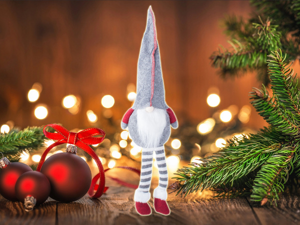 Ziemassvētku rūķis ziemassvētku rūķis zem ziemassvētku eglītes