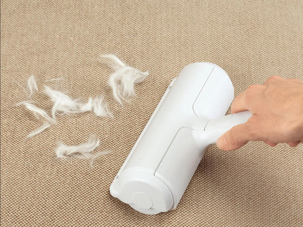 Brush roller roller for cleaning off dog hair