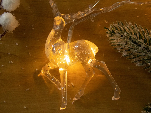 Ziemassvētku apgaismojums ziemeļbriežu virtene 10 rezultātā ar mirdzumu ziemassvētku eglītei