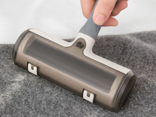Brush roller for cleaning and collecting hair, reusable