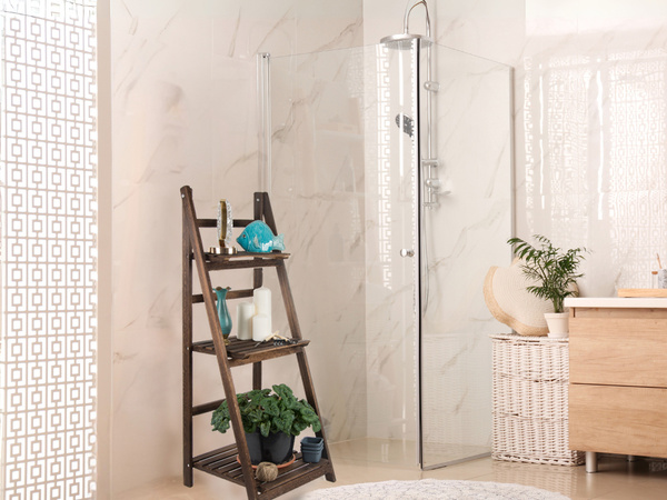 Koka stāv puķu dobes kāpnes trīs plaukti augu plaukts