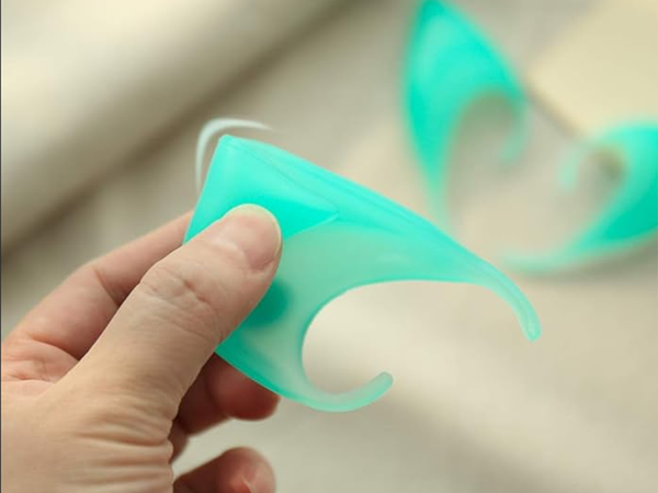 Umetna ušesa škrata škrata, ki se svetijo