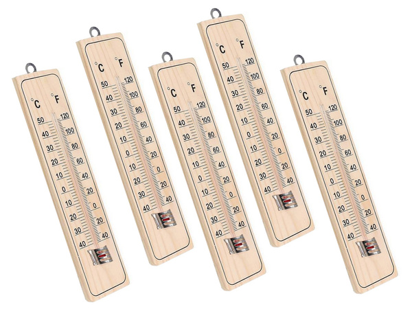 Puidust maja termomeeter väljas siseruumides