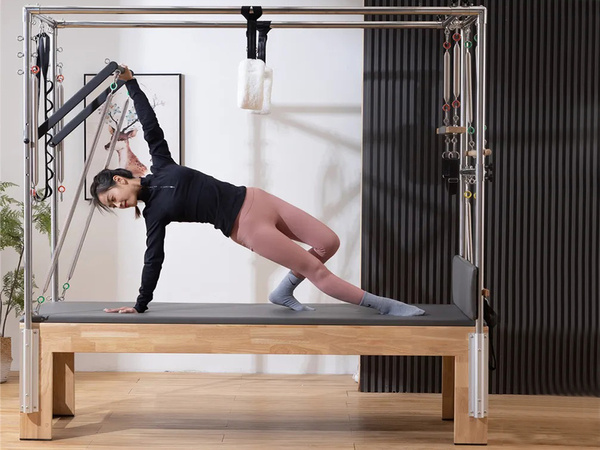 CVIČENÍ PILATES NA LŮŽKU REFORMER FITNESS TRÉNINKOVÉ ZAŘÍZENÍ