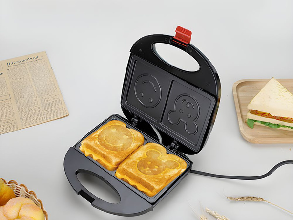 Toster na sendviče s úsmevmi, protisklzový, 750 w, nelepivý