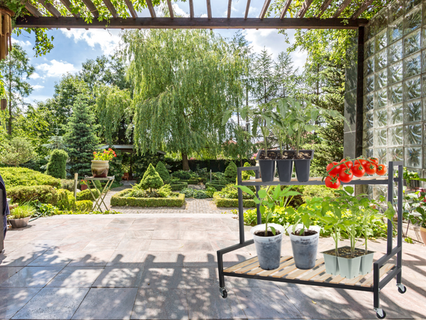 Parterre de madera para flores en maceta estantería de dos pisos sobre ruedas terraza