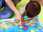 Colchoneta hinchable sensorial para que los niños jueguen en el agua