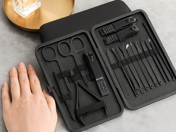 Zestaw do paznokci przybornik manicure pedicure etui cążki 18 elementów