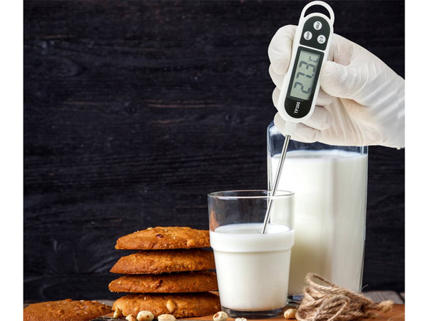 Kitchen thermometer with probe for barbecue meat water