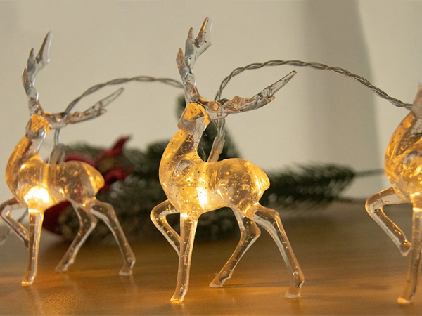 Ziemassvētku apgaismojums ziemeļbriežu virtene 10 rezultātā ar mirdzumu ziemassvētku eglītei