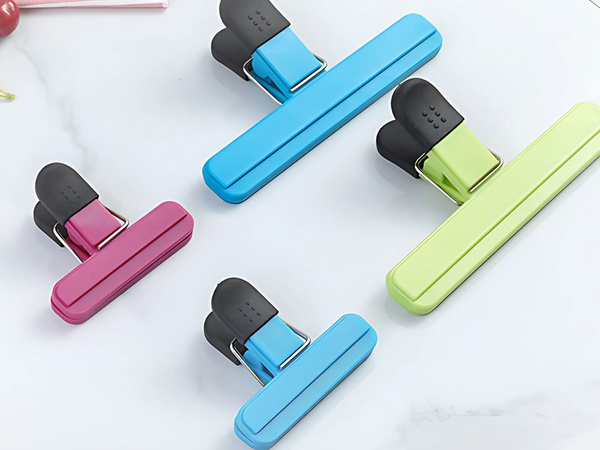 Set of clip fasteners for bags of food packaging 6 pieces coloured