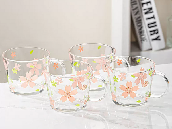 Set mit Schüsseln, Bechern, Tassen und Salatschüsseln aus Glas mit Blumenmuster, 6-teilig