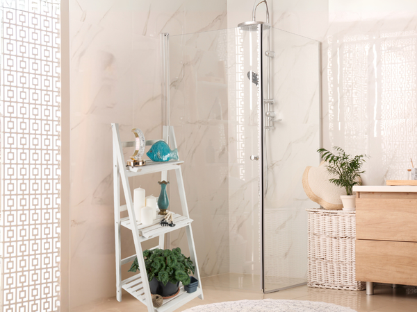 Drevený stojaci záhonový rebrík s tromi policami na rastliny