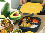 Boîte à lunch contenant le déjeuner avec compartiments couverts