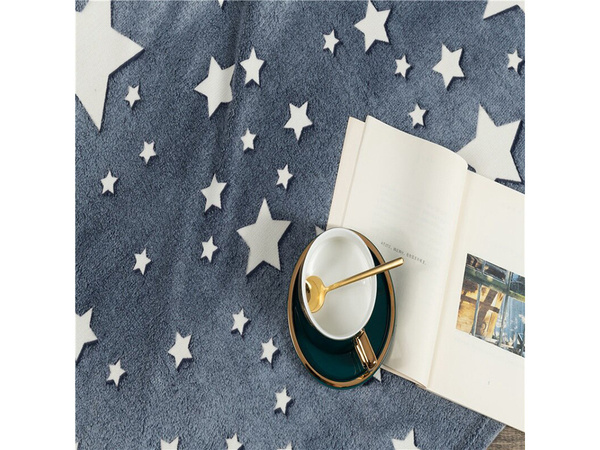 Mäkká prikrývka na posteľ svetlá 150x180