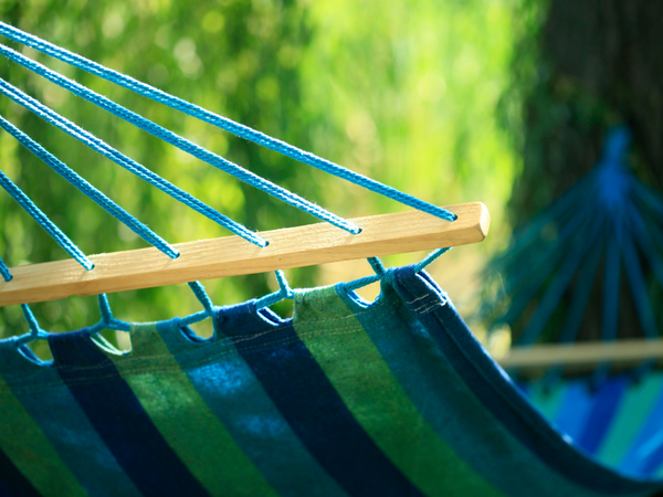 Hamac de jardin renforcé balançoire à bascule en bois coloré et rayé 200 x 80