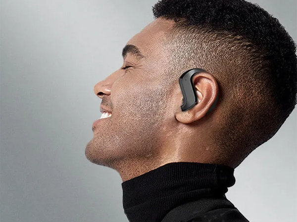 Kabellose bluetooth-sportkopfhörer für das lauftraining am ohr