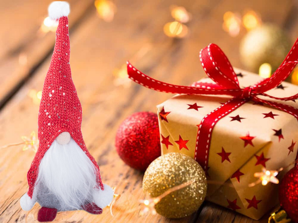 Vianočný trpaslík vianočný trpaslík pod vianočným stromčekom