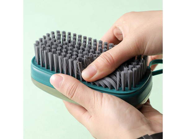 Čistiaca kefka s dávkovačom tekutiny