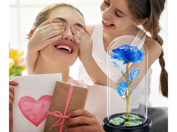 Večná ruža v sklenenom darčeku viedla svietiace modré sklo na deň žien