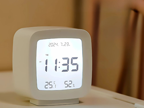 Budilka z datumom in temperaturo s funkcijo dremeža lcd vlažnost v zraku