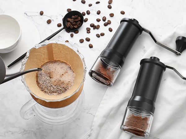 Rokas dzirnaviņas kafijas pupiņu malšanai rieksti garšaugi sāls spēcīgs espresso