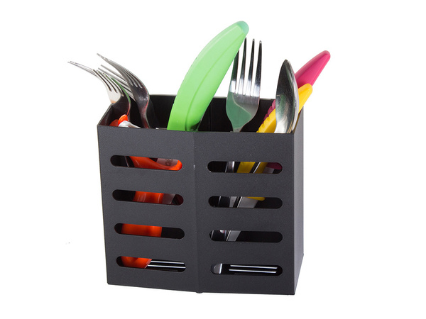 Stenski organizator pribora z odcejalnikom