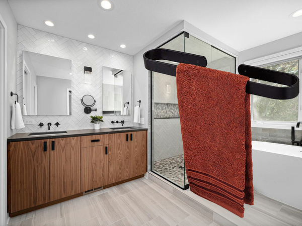 Wall-mounted metal bathroom towel rail
