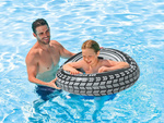 Grosses aufblasbares rad (70 cm) für ein erwachsenes kind zum schwimmen im poolwasser