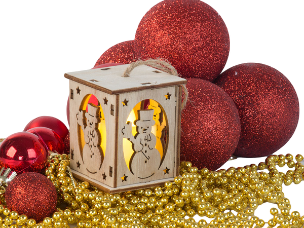 Hölzerne hängende weihnachtsbaumlaterne beleuchtung weihnachtsdekoration schneemann