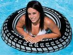 Grosses aufblasbares rad (70 cm) für ein erwachsenes kind zum schwimmen im poolwasser
