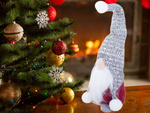 Gnome de noël gnome de noël sous l'arbre de noël