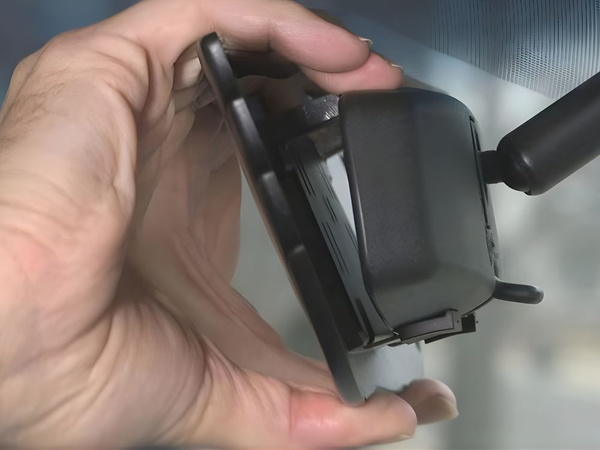 Car rear-view mirror, panoramic, with anti-reflective clips