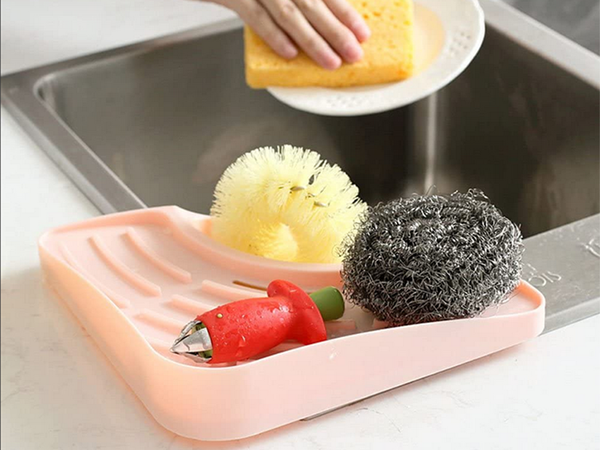 Valamu organiseerija riiul kööginurgas kraanikaussi