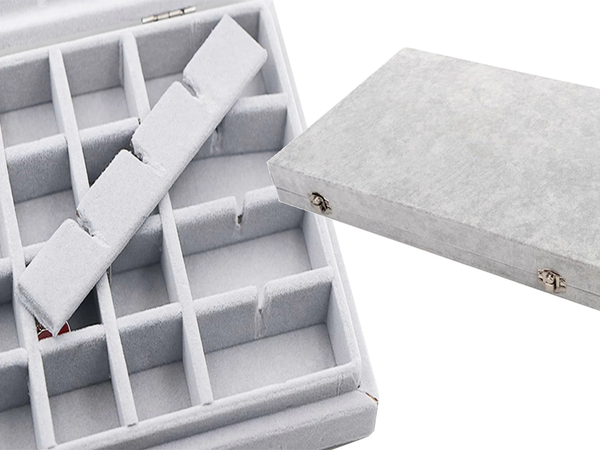 Juvelierizstrādājumu kastīte organizators, kas tiek parādīts zamšādas displejā