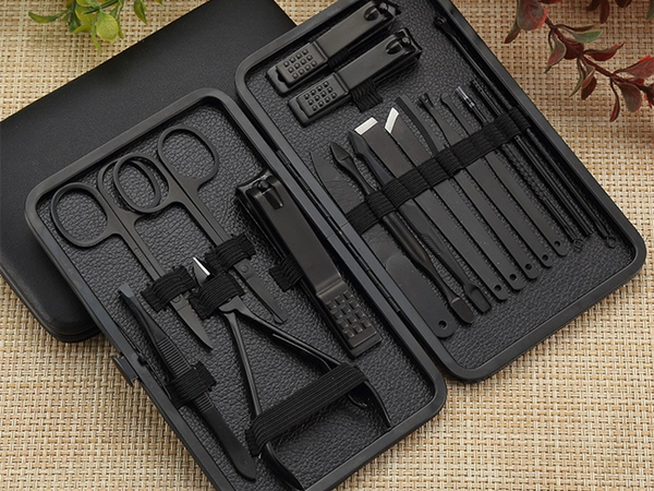 Zestaw do paznokci przybornik manicure pedicure etui cążki 18 elementów