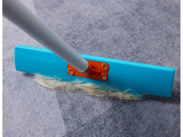 Kefa na odstraňovanie psích chlpov z kobercov