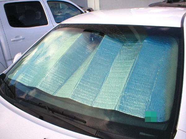 Covor parasolar pentru parbrizul din spate al unei mașini