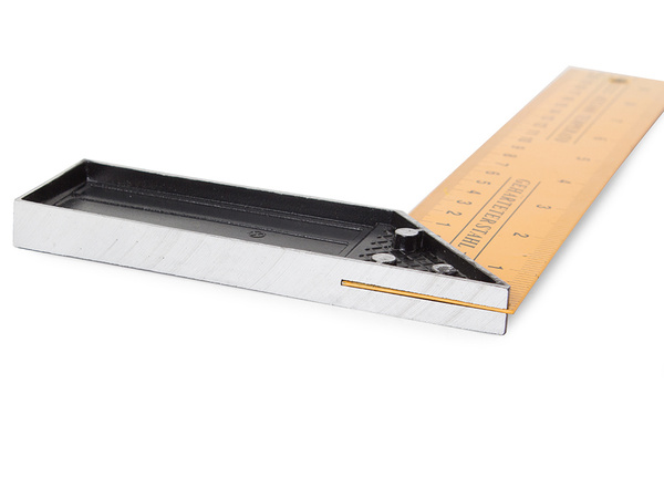 Tesařský úhelník ze stavební oceli se stupnicí