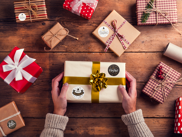 Weihnachtliche dekorative aufkleber auf rolle von 500 stück frohe weihnachten