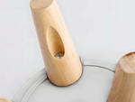 Puķu pods puķu pods stāv uz kājām mājas dārzam stāv balts