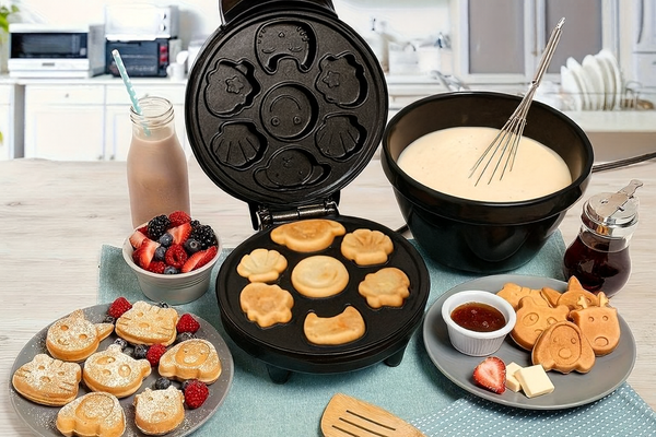 Electric waffle maker for waffles and cookies, moulds with various designs, 1200W