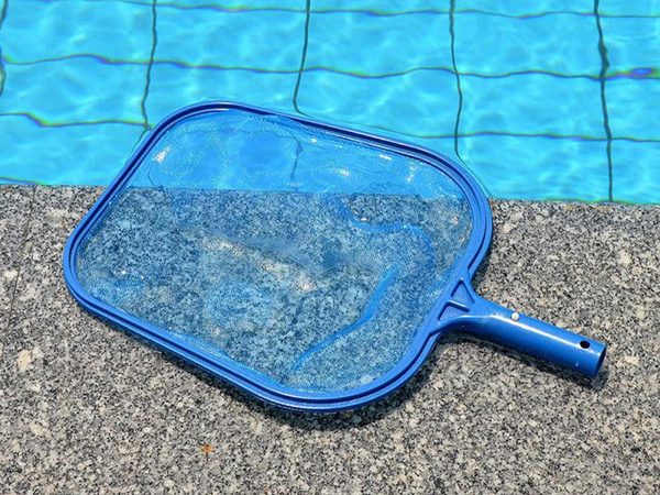 Curățarea piscinelor ridicarea colectorului de plasă